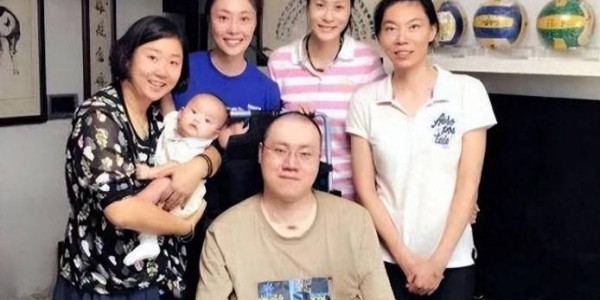 乐鱼leyu平台-瘫痪19年汤淼现状：母亲妻子均已改嫁，9岁女儿很可爱，郎平多次探望|周苏红|排球|中国男排|人生|前妻_新浪新闻