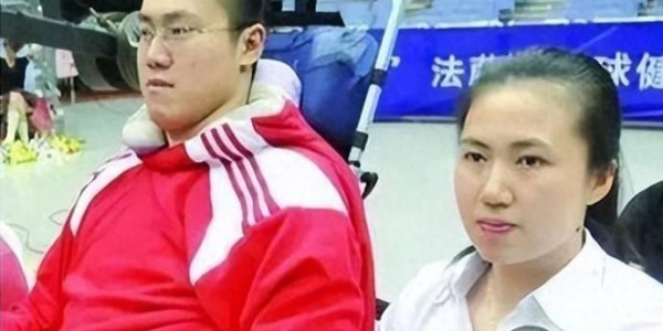 乐鱼leyu平台-瘫痪19年汤淼现状：母亲妻子均已改嫁，9岁女儿很可爱，郎平多次探望|周苏红|排球|中国男排|人生|前妻_新浪新闻